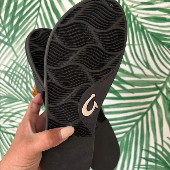 Olukai La’i Slide Black Size 7 Tortoise Buckle vacation slide - Picture 6 of 7